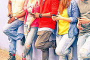 Teenager mit Smartphones 