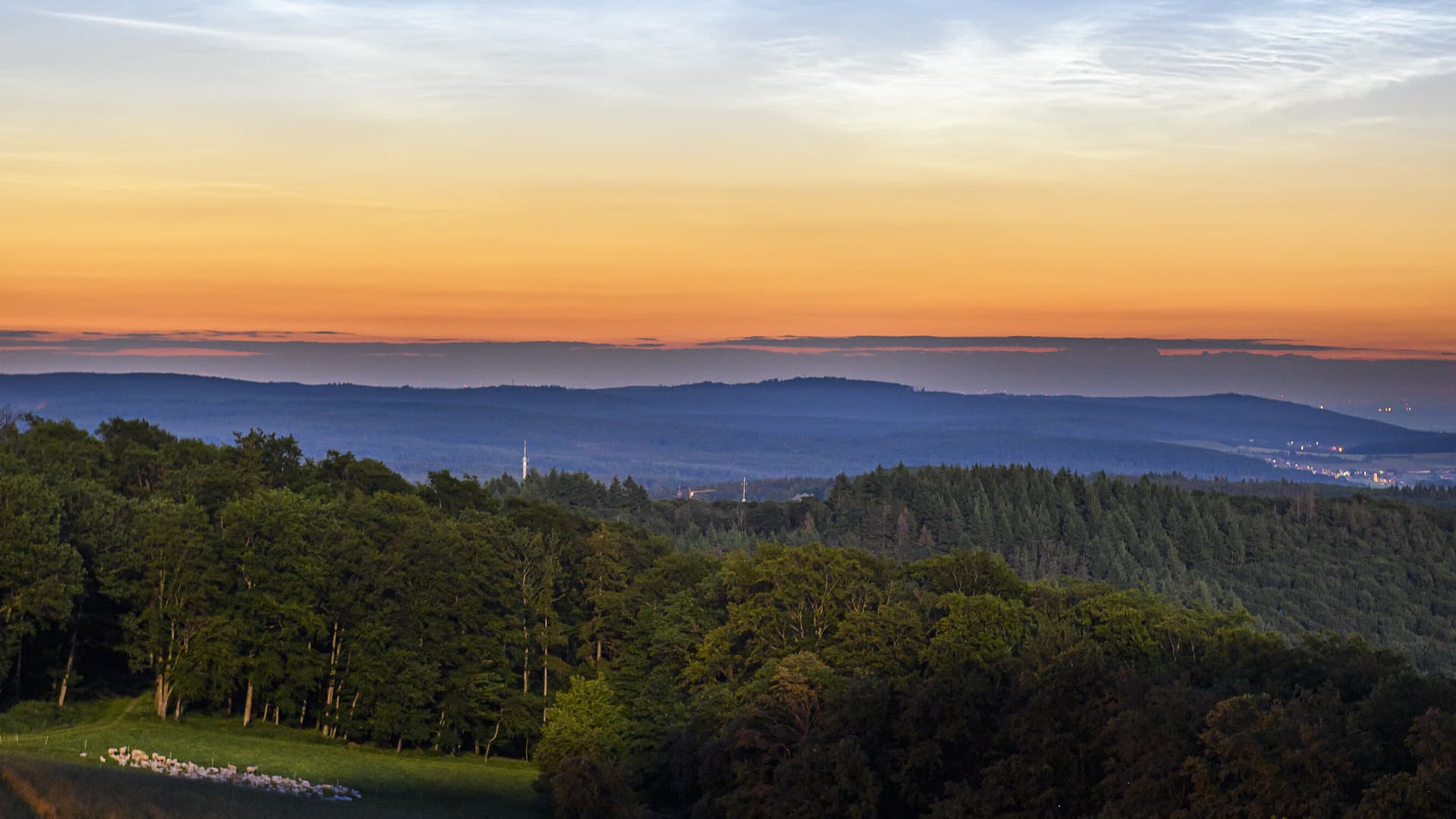 Leuchtende Nachtwolken über Schmitten Im Taunus - Spektrum Der Wissenschaft