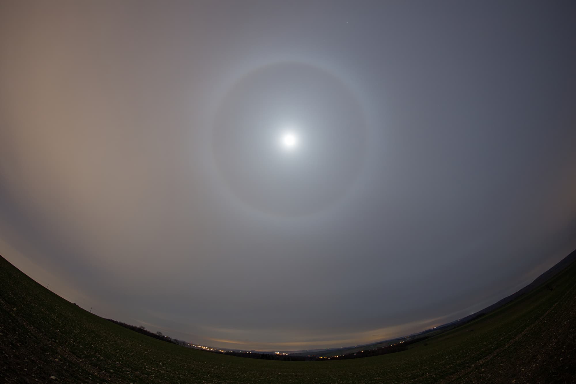 22 Ring Um Den Mond Spektrum Der Wissenschaft